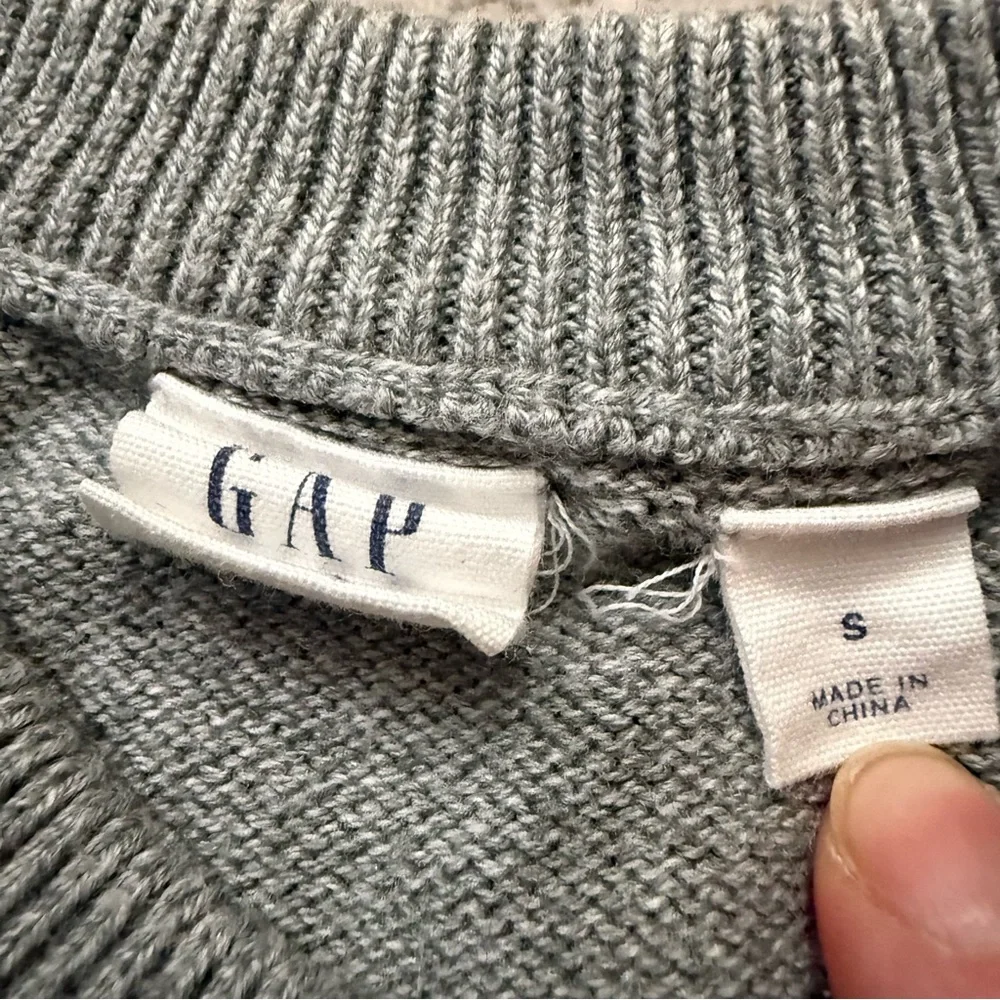 GAP Kids Rainbow Stripe Knit Sweater Size Small 6–7‎ Gray Crewneck